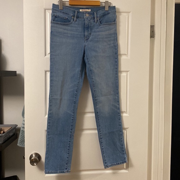 Never Worn Medium Wash Levi’s 312 Shaping Slim Jeans/ size 28 - Picture 2 of 3